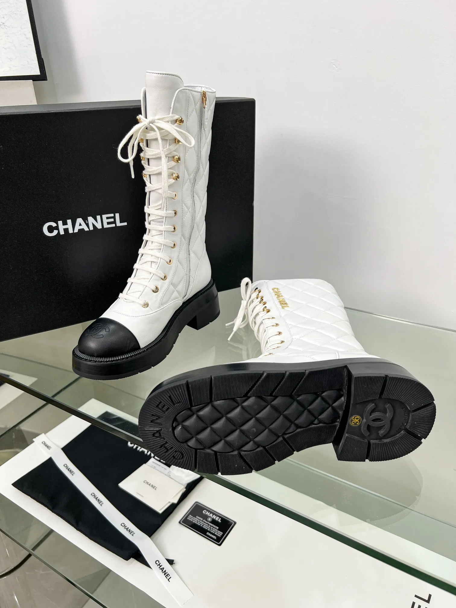 👟👟Ex-factory price 840👟👟 2025CHANEL I finally own this pair of Chanel diamond boots💫 Classic diamond pattern with black and white color, fashionable and high-end, and the thick sole is super stable for walking~ It instantly turns into a fashionable and cool cover when you put it on. Who knows the charm of Fragrant Grandma? When I was asked about the link while shopping, I was so happy🥳 Fabric: sheepskin, cow suede Lining: sheepskin Color: black white apricot Code number: 5-40 (41 customized)